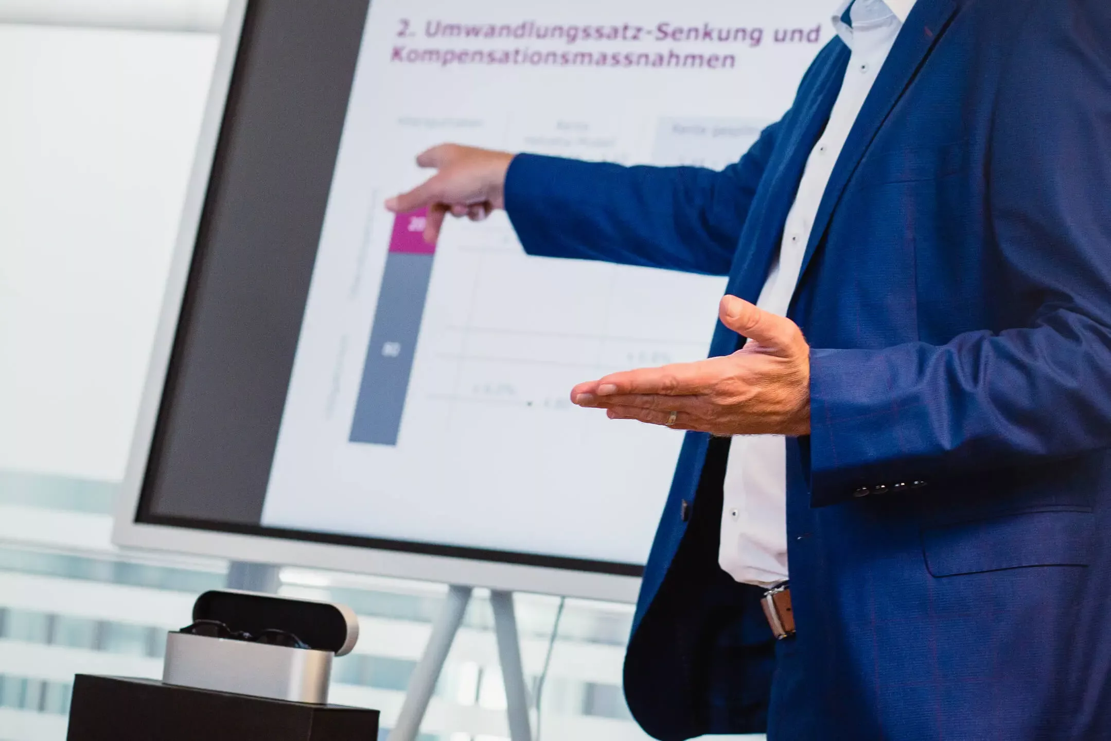 Roger Kretz erklärt die BVG an einem Monitor